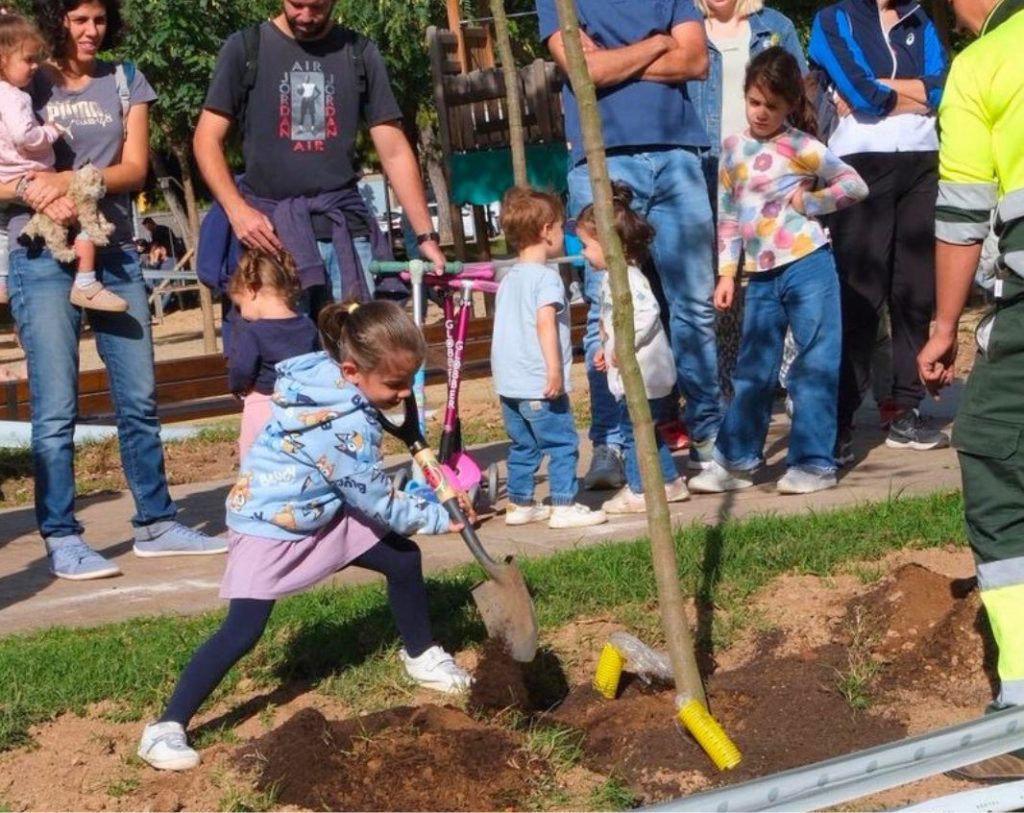Els infants participen en la renovació de l’arbrat del parc del Mil·lenari